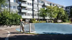 Dreng foran et lille fodboldmål på en asfaltbane i Hørgården