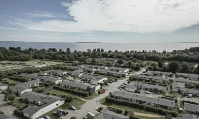 Dronofoto af boligafdelingen Stævnen i Snekkersten. Der er udsigt til havet i baggrunden.