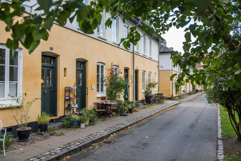 Gult rækkehus i boligafdelingen Brumleby på Østerbro