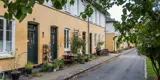 Gult rækkehus i boligafdelingen Brumleby på Østerbro
