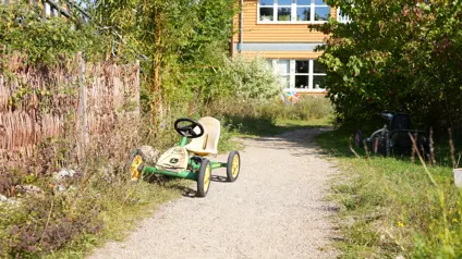 Mooncar holder på sti i Munksøgård i Trekroner