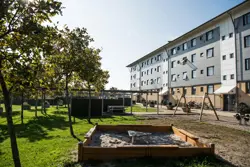 Legeplads foran lejlighedskompleks i boligafdelingen Agervang i Holbæk