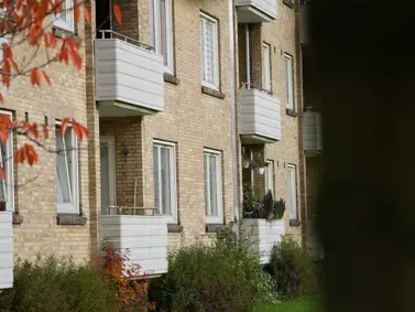 Facade med altaner i boligafdelingen Voldparken