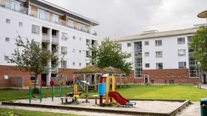Legeplads foran en lejlighedsbygninger i Æblehaven i Roskilde