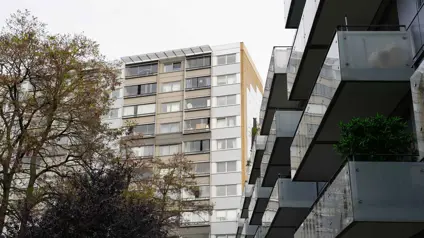 Facade og altaner på lejlighedskompleks i boligafdelingen Lundtoftegade på Nørrebro.