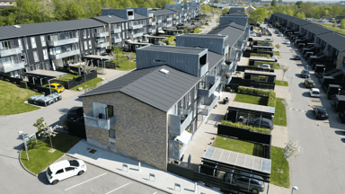 Dronefoto af en bue af rækkehuse med forhaver i boligområdet Sallingsundvej i Aalborg