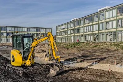 Byggemaskine står på jorden i boligområdet Stengårdsvej