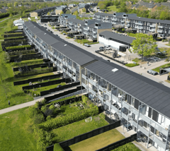 Dronefoto af en bue af rækkehuse med forhaver i boligområdet Sallingsundvej i Aalborg