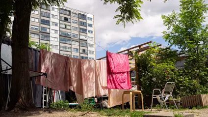 Pink batikfarvede tekstiler på vasketøjssnor udendørs i Lundtoftegade på Nørrebro