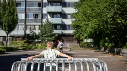 Dreng står med ryggen til i lille fodboldmål på en asfaltbane i Hørgården