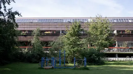 Etagerækkehuse med græsplæne og legeplads i boligafdelingen Farum Midtpunkt i Farum.