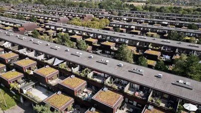 Dronefoto af boligafdelingen Farum Midtpunkt i Farum. Her ses blandt andet husenes sedumtage.