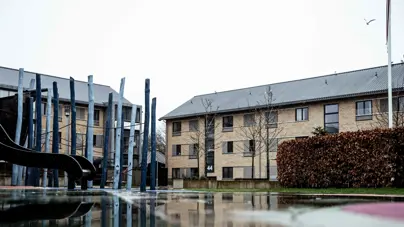 Legeplads foran lejlighedskompleks i boligafdelingen Charlottekvarteret i Hedehusene